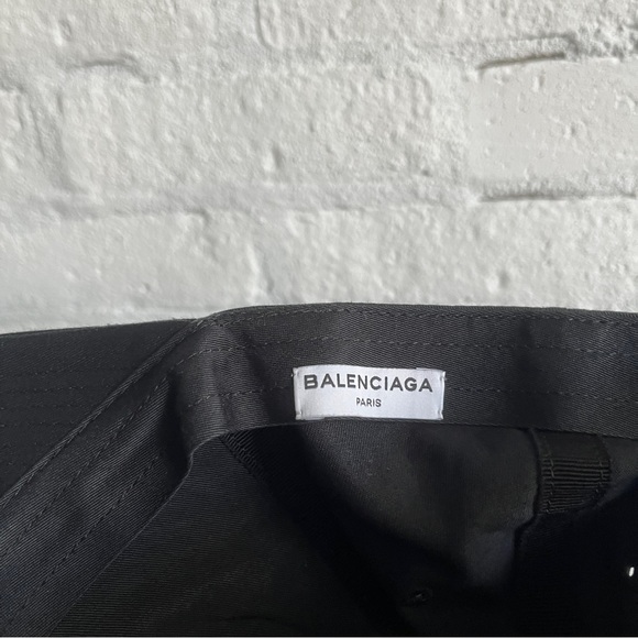 Balenciaga Cap in Black and White - Picture 7 of 10